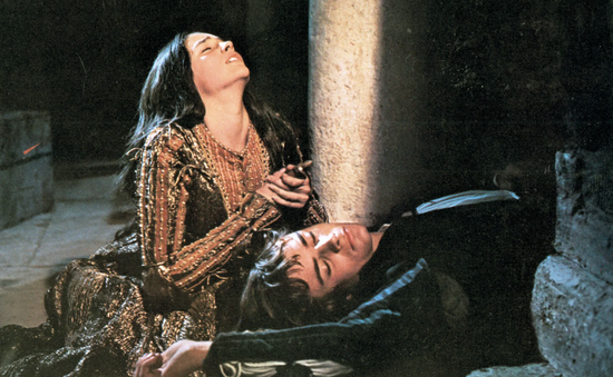 Diễn viên "Romeo và Juliet" tiếp tục kiện hãng phim vì cảnh khoả thân