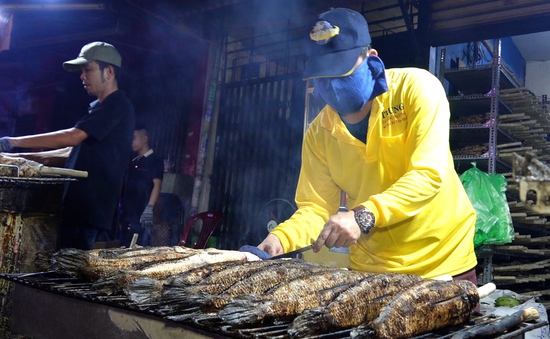 "Phố cá lóc nướng" ở TP Hồ Chí Minh rực lửa xuyên đêm ngày vía Thần Tài