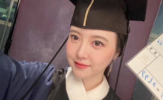 Goo Hye Sun tốt nghiệp đại học sau 13 năm