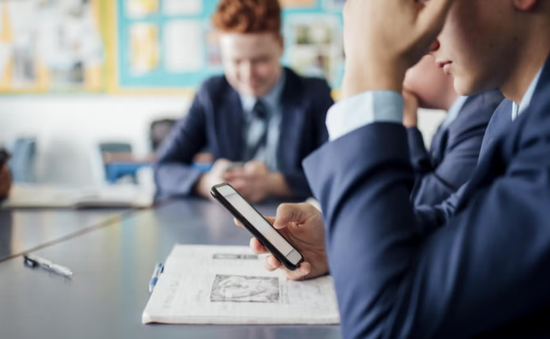 Chính phủ Anh ra hướng dẫn cấm điện thoại di động ở trường học