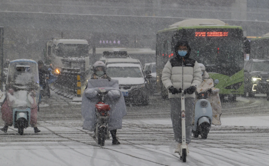 Tuyết dày và mưa lạnh tại Trung Quốc khiến giao thông gián đoạn