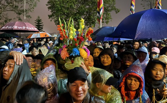 Người dân đội mưa xếp hàng cả đêm chờ phát ấn Đền Trần Xuân Giáp Thìn 2024
