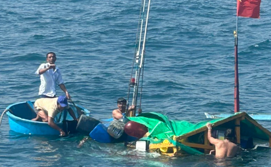 Tiếp tục tìm kiếm 2 ngư dân mất tích sau va chạm tàu cá ở Quảng Ngãi