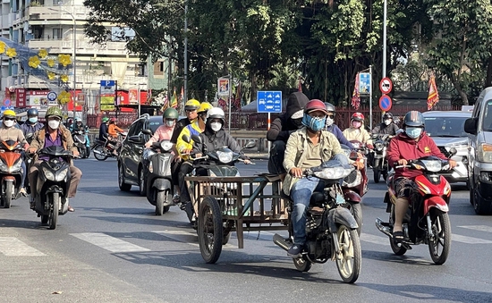 TP Hồ Chí Minh: Người lao động mưu sinh dưới thời tiết nắng nóng