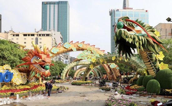 Thành phố Hồ Chí Minh trang hoàng rực rỡ đón Tết