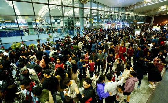 Sân bay Nội Bài, Tân Sơn Nhất đón hơn 100.000 lượt khách mỗi ngày trong dịp cao điểm