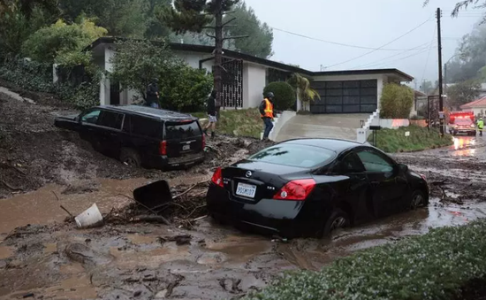 Bão "sông khí quyển" ở California gây lũ lụt, lở đất, mất điện