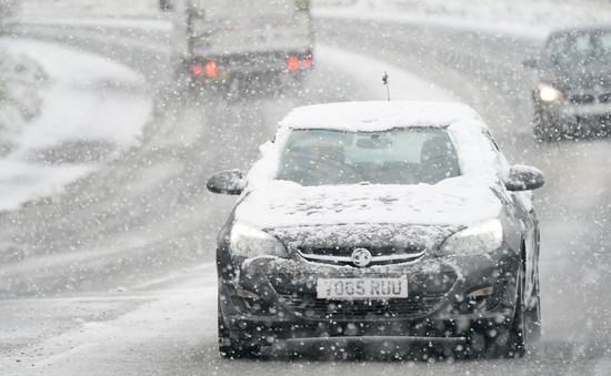 Tuyết dày bao phủ nước Anh, trường học phải đóng cửa và giao thông bị gián đoạn