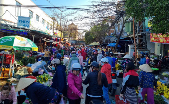 Nhộn nhịp chợ truyền thống Hà Nội ngày 30 Tết