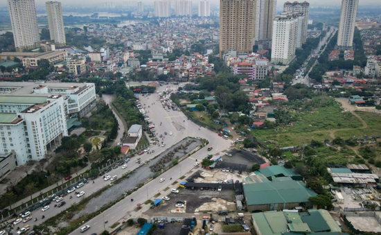 Hà Nội: Công trình cầu vượt dang dở gây mất mỹ quan, ùn tắc giao thông