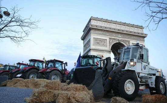 Nông dân Pháp lái máy kéo biểu tình ở Khải Hoàn Môn