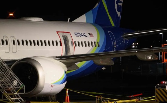 Điều tra hình sự vụ bung cửa máy bay Boeing