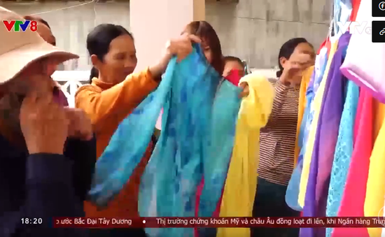 Lan tỏa phong trào tặng áo dài cho phụ nữ nghèo