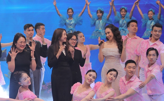 Hồ Quỳnh Hương xúc động khi trình diễn cùng nhân vật của Trạm yêu thương