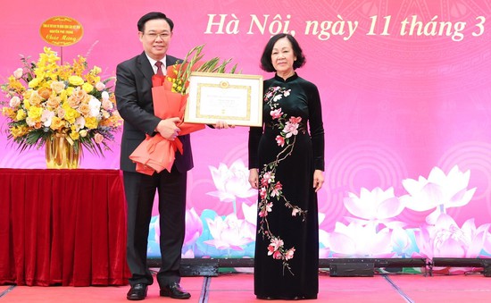 Chủ tịch Quốc hội Vương Đình Huệ được trao tặng Huy hiệu 40 năm tuổi Đảng