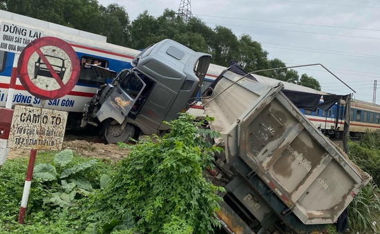 Đường sắt Bắc Nam tê liệt hơn 3 giờ sau vụ tai nạn giữa tàu hỏa với xe đầu kéo