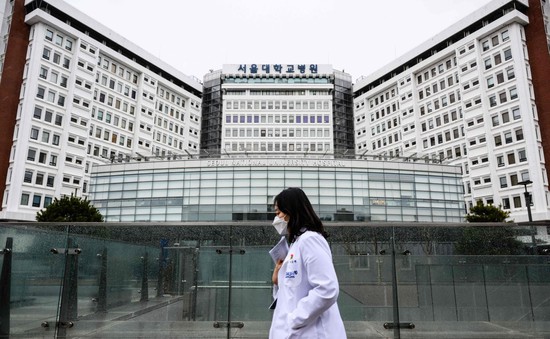 Hàn Quốc bắt đầu đình chỉ giấy phép hành nghề của bác sĩ đình công