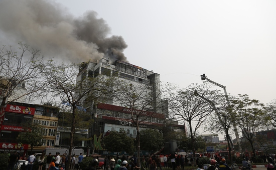 Vụ cháy ở Ô Chợ Dừa: Tia lửa từ biển quảng cáo quán cà phê làm lan sang khu nhà bên cạnh