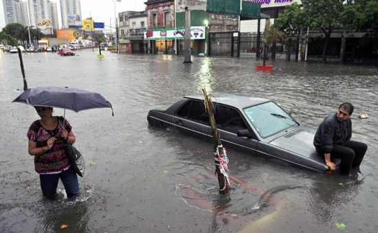 Mưa như trút nước ở Buenos Aires (Argentina) gây ngập lụt nặng