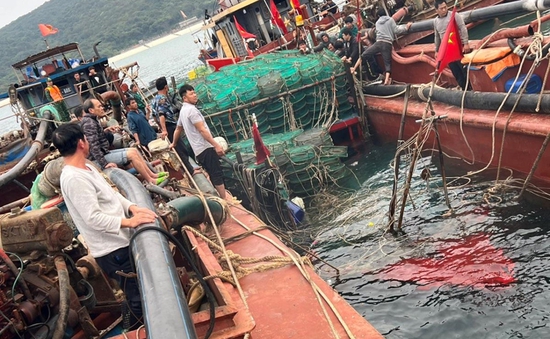 Cứu 5 ngư dân gặp nạn trên vùng biển Quan Lạn