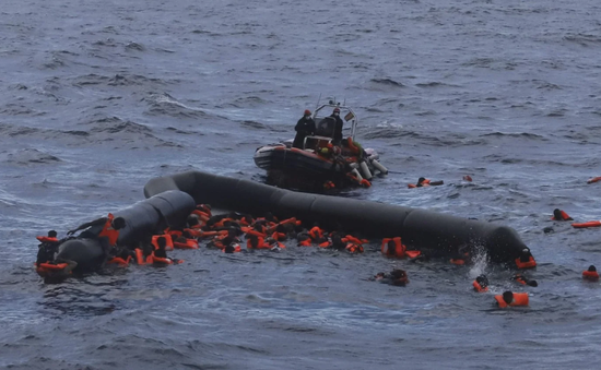 Chìm tàu ở ngoài khơi Tunisia, ít nhất 34 người di cư mất tích, 2 người tử vong