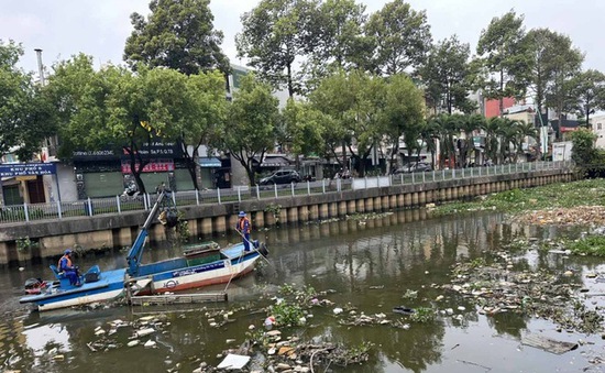 Hơn 100 tấn rác dồn ứ trên kênh Nhiêu Lộc - Thị Nghè