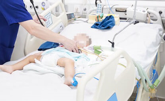 Cảnh báo: Bé 2 tháng tuổi tổn thương thần kinh nặng do gia đình bế đung đưa để dỗ