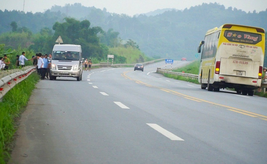 Xử phạt gần 500 trường hợp vi phạm trên cao tốc Nội Bài - Lào Cai