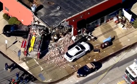 Mỹ: Xe cứu hỏa đâm vào cửa hàng, nhiều người bị thương