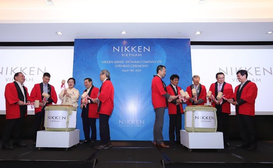 Đập rượu khai trương công ty Nikken Sekkei Việt Nam