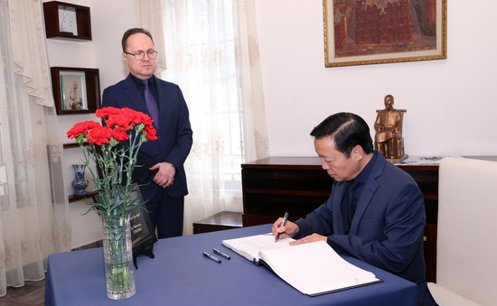 Phó Thủ tướng Trần Hồng Hà ghi sổ tang tưởng niệm các nạn nhân trong vụ khủng bố ở Nga