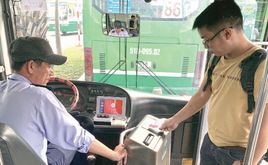 Hà Nội thí điểm thẻ, vé điện tử cho 10 tuyến xe bus