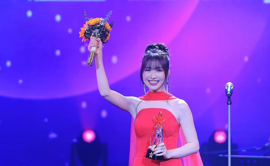Giải Cống hiến 2024: "À lôi" là Bài hát của năm, Đen và Hòa Minzy là Nam, nữ ca sỹ của năm