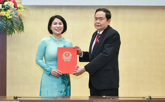 Trao quyết định bổ nhiệm Phó Trưởng ban Dân nguyện cho bà Trần Thị Nhị Hà