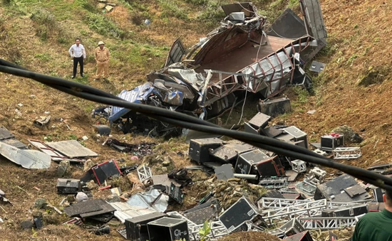 Ô tô tải lao xuống vực sâu ở Sa Pa, 4 người bị thương
