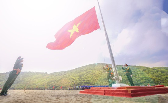 Xúc động lễ thượng cờ Tổ quốc tại Tiền Phong Marathon 2024