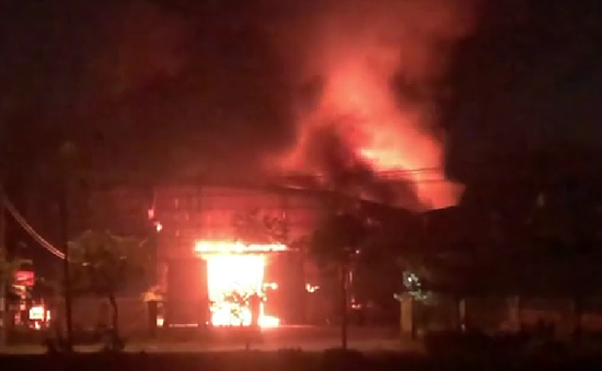 Cháy lớn tại xưởng nệm trong Khu công nghiệp ở Đà Nẵng