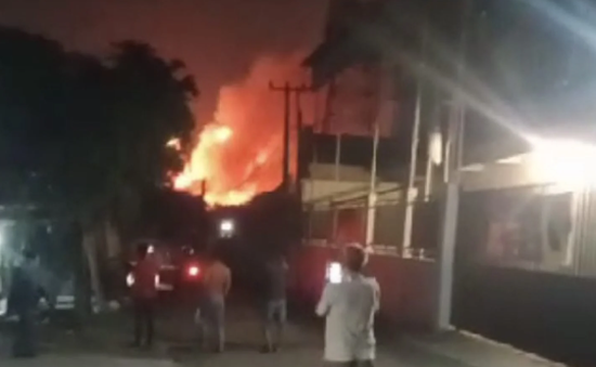 Cháy lớn tại kho đạn của Indonesia