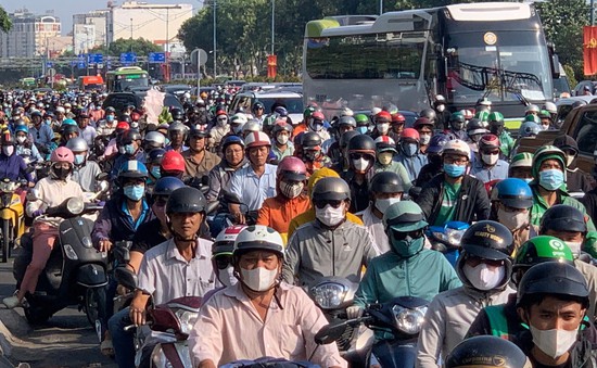 TP Hồ Chí Minh: Kẹt xe nhiều giờ sau vụ tai nạn giao thông ở cửa ngõ