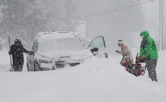 Bão tuyết đe dọa gây tuyết lở, bang California đóng cửa đường cao tốc