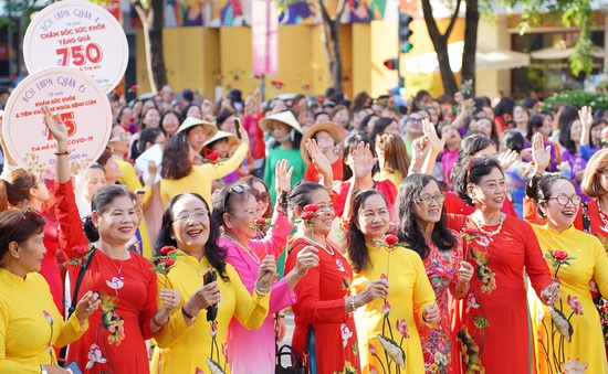 Hơn 5.000 người mặc áo dài diễu hành mừng Ngày Quốc tế Phụ nữ