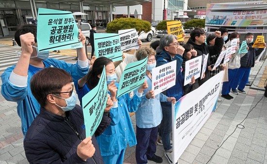 Hàn Quốc cải thiện lương cho bác sĩ trẻ, phủ nhận ngành y tế đang gặp khủng hoảng