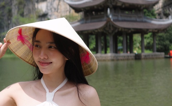 Hoa hậu Thùy Tiên thả dáng ở danh thắng Tràng An, Ninh Bình