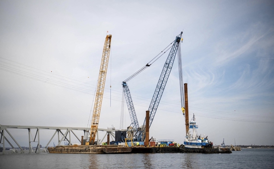 Mỹ nỗ lực trục vớt cầu bị sập ở Baltimore