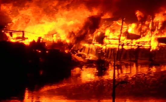 TP Hồ Chí Minh: Cháy lớn hàng loạt nhà ven kênh Tàu Hũ