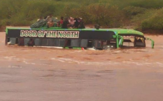 Kenya: Cứu sống 51 hành khách trên xe bus bị lũ cuốn