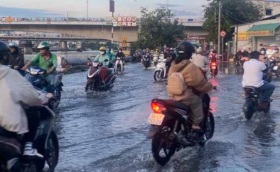 Triều cường gây ngập nhiều tuyến đường ở TP Hồ Chí Minh