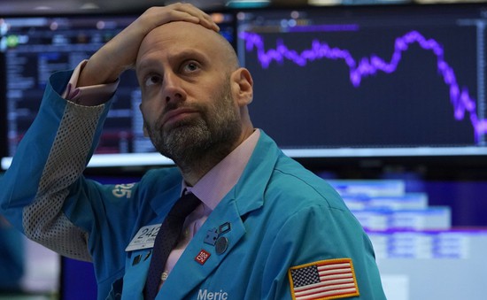Dow Jones mất hơn 400 điểm sau "tin buồn" lạm phát