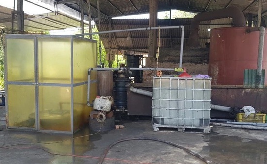 Phát hiện nhà xưởng nấu tái chế nhớt thải trái phép thu giữ hơn 11.000 lít dầu