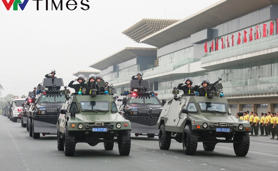 Hơn 100 xe đặc chủng của lực lượng Cảnh sát cơ động phô diễn sức mạnh